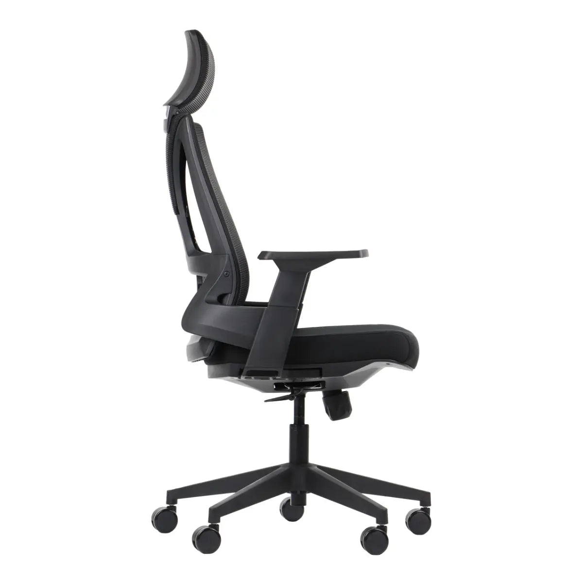 Proizvod je ergonomska uredska stolica, točnije model Olton H. Slika prikazuje stolicu sa strane, ističući njezin elegantan dizajn s visokim naslonom za leđa, podesivim naslonima za ruke i bazom s pet krakova s kotačićima za mobilnost. Čini se da su materijali kombinacija mrežaste tkanine i podstavljene presvlake, naglašavajući udobnost i potporu za duge sate uporabe.