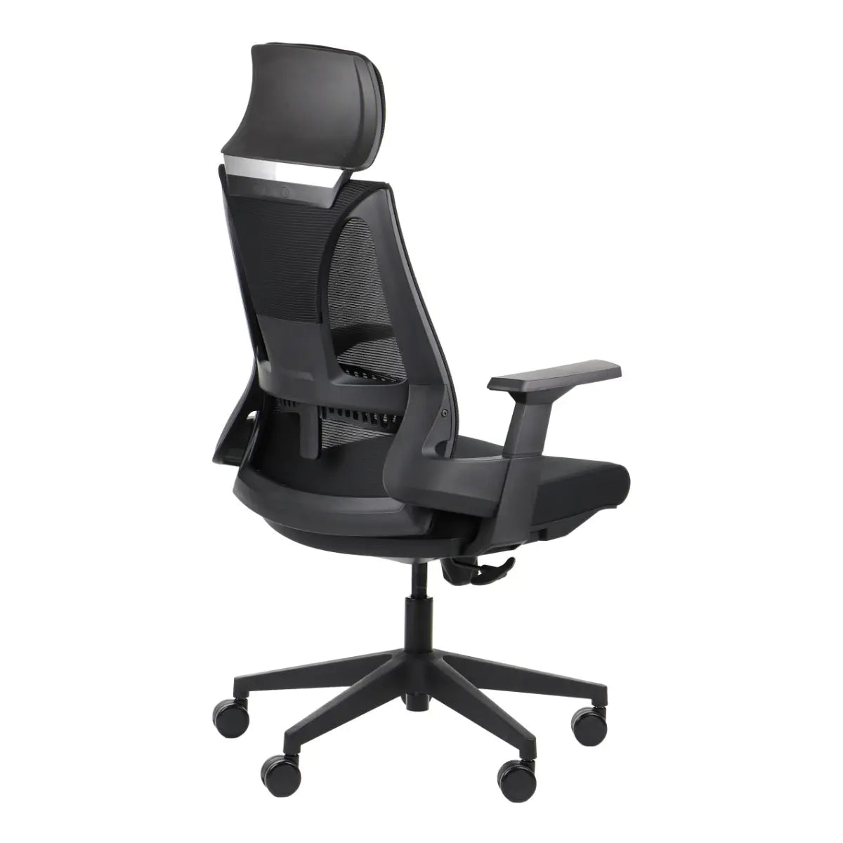 Proizvod je ergonomska uredska stolica, točnije model Olton H. Slika prikazuje stolicu iz bočnog kuta, ističući njezin elegantan dizajn s mrežastim naslonom za prozračnost, podesivim naslonima za ruke i udobnim sjedalom. Cjelokupna shema boja je crna, što pridonosi modernoj estetici prikladnoj za uredska okruženja.