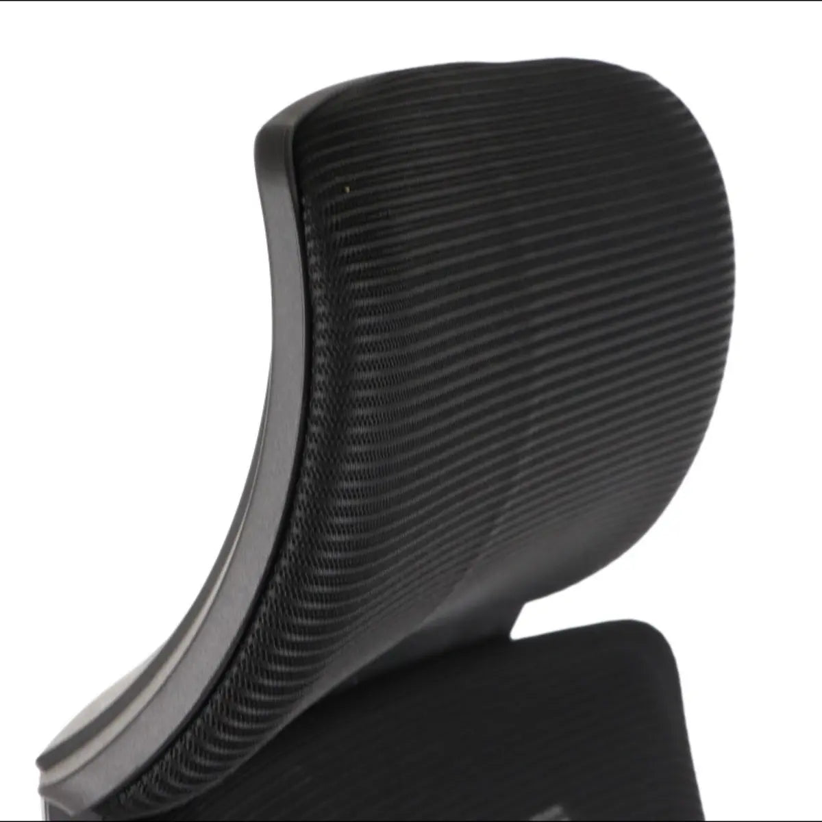 Slika prikazuje ergonomsku uredsku stolicu, točnije model Olton H. Odlikuje se elegantnim, oblikovanim naslonom za leđa s teksturiranom površinom dizajniranom za udobnost i potporu, naglašavajući njezin ergonomski dizajn. Cjelokupna estetika je moderna i profesionalna.