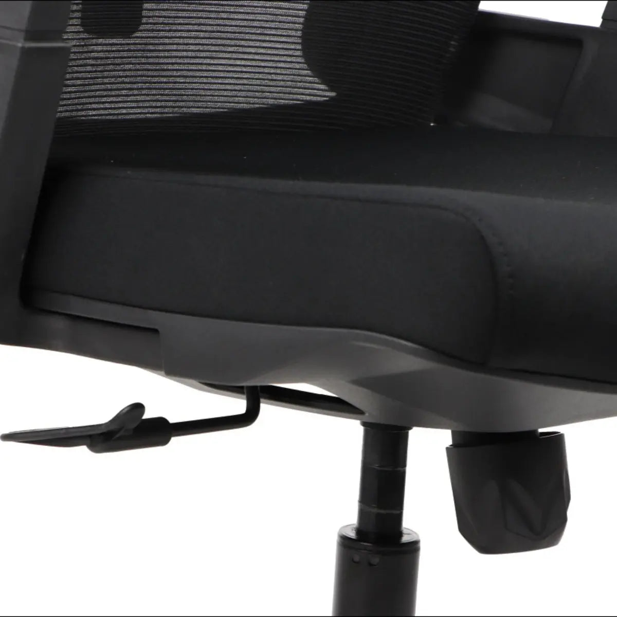 Slika prikazuje ergonomsku uredsku stolicu, točnije model Olton H. Odlikuje se elegantnim dizajnom s mrežastim naslonom za leđa za prozračnost i podesivim komponentama, uključujući polugu za podešavanje visine i čvrstu bazu za stabilnost.