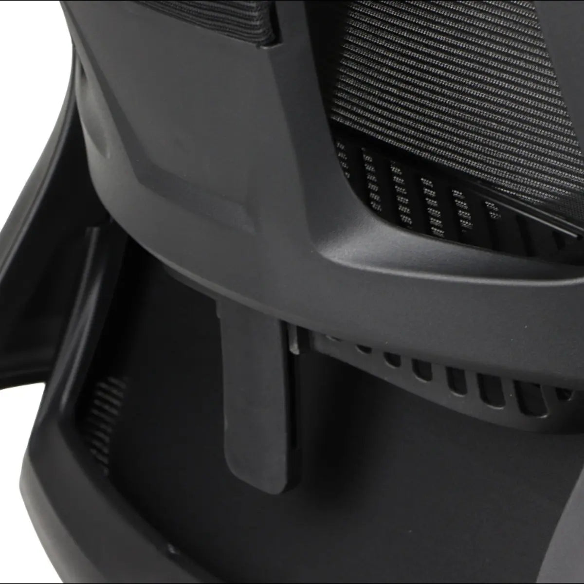 Proizvod je ergonomska uredska stolica, točnije model Olton H. Slika prikazuje krupni plan naslona za leđa stolice, ističući njegov elegantan dizajn i značajke ventilacije, koje su dizajnirane da pruže udobnost i potporu tijekom produžene uporabe.