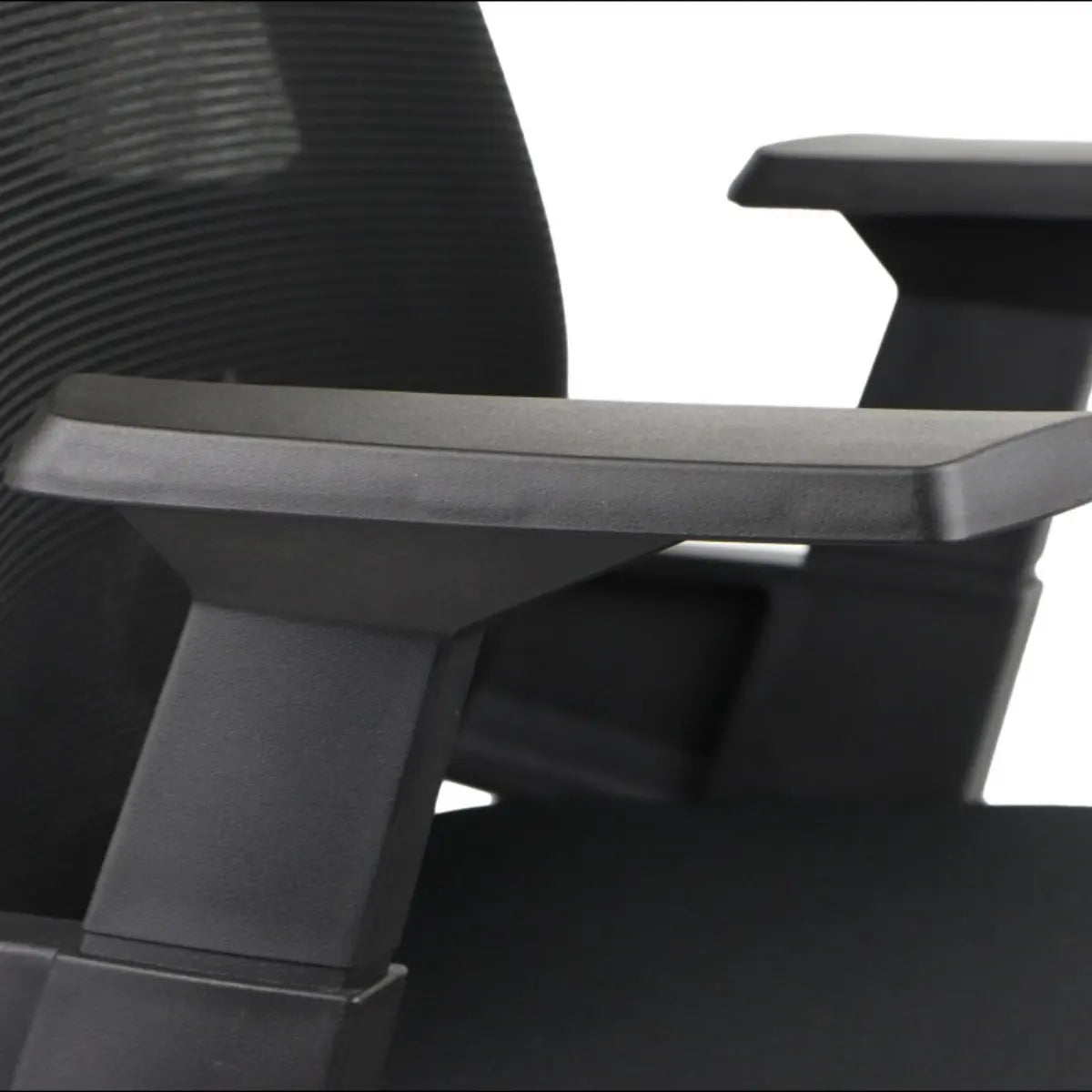 Proizvod je ergonomska uredska stolica, točnije model Olton H. Slika prikazuje krupni plan naslona za ruke stolice, koji ima elegantan dizajn s mat crnom završnom obradom, pružajući udobnost i potporu. Cjelokupna estetika stolice djeluje moderno i funkcionalno, prikladno za uredsko okruženje.