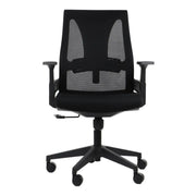 Proizvod je ergonomska uredska stolica, točnije model Olton L. Stolica ima elegantan crni dizajn s mrežastim naslonom za leđa za prozračnost i podesivim naslonima za ruke. Montirana je na bazu s pet krakova s kotačićima za mobilnost, što je čini prikladnom za uredska okruženja.