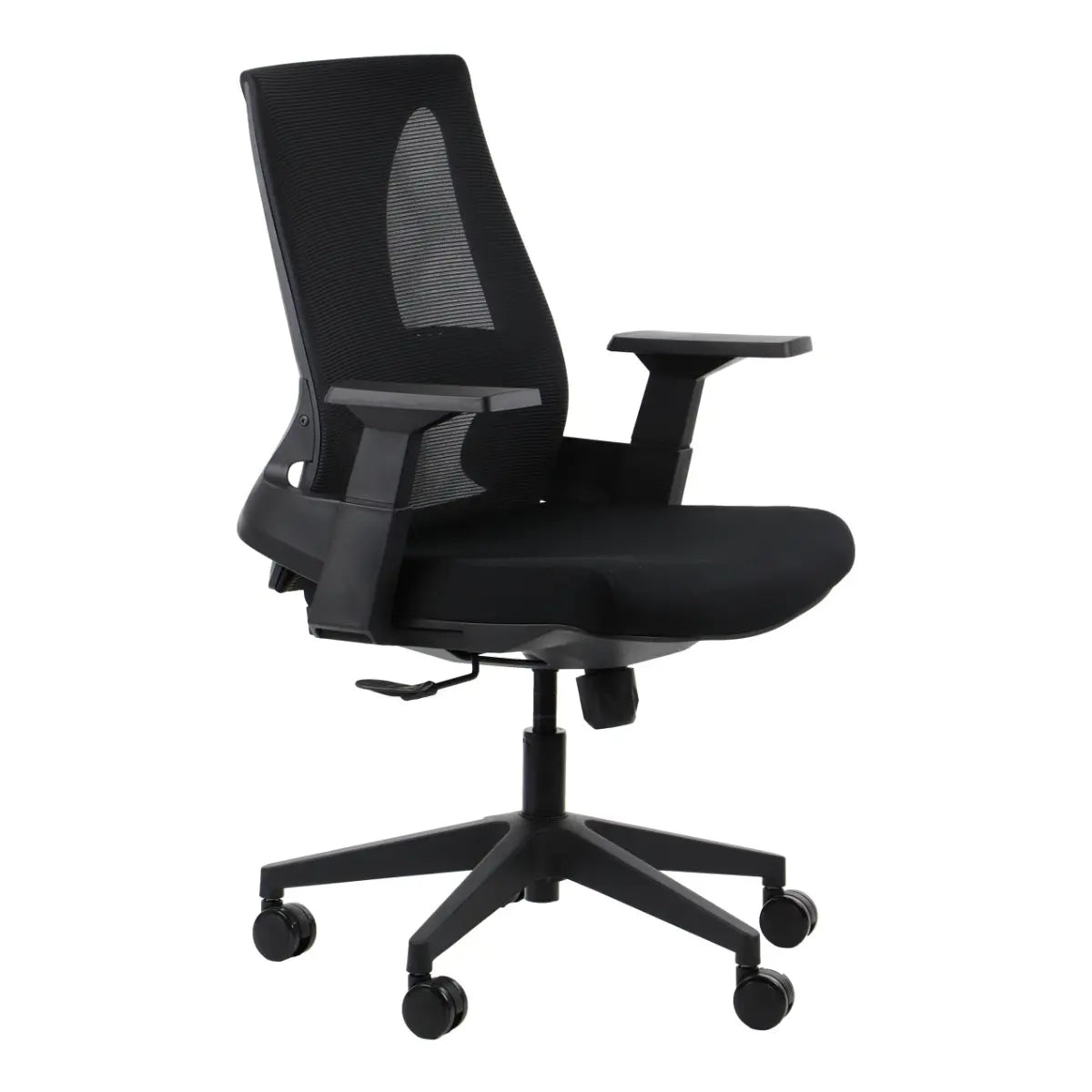 Slika prikazuje ergonomsku uredsku stolicu, točnije model Olton L. Stolica ima elegantan crni dizajn s mrežastim naslonom za leđa za prozračnost, podstavljenim sjedalom i podesivim naslonima za ruke. Montirana je na bazu s pet krakova s rotirajućim kotačićima za mobilnost.