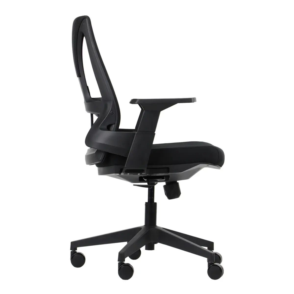 Slika prikazuje ergonomsku uredsku stolicu, točnije model Olton L. Stolica ima elegantan crni dizajn s visokim naslonom za leđa, podesivim naslonima za ruke i bazom s pet krakova s kotačićima za mobilnost. Njezin ergonomski oblik dizajniran je za pružanje udobnosti i potpore tijekom dugotrajnog sjedenja.