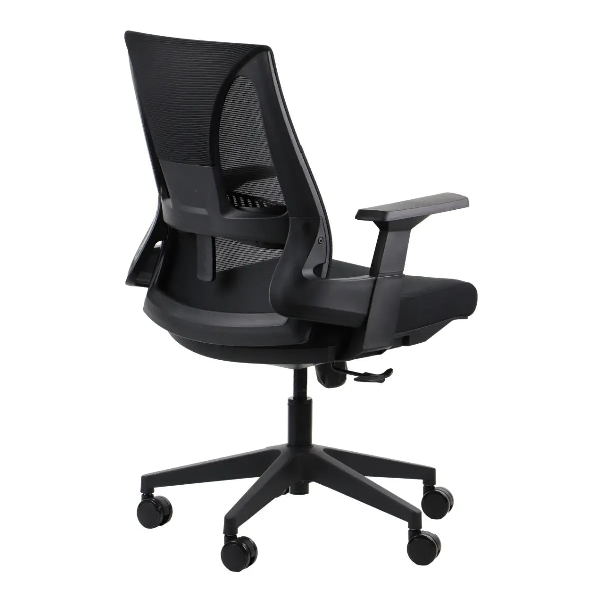 Slika prikazuje ergonomsku uredsku stolicu, točnije model Olton L. Stolica ima elegantan crni dizajn s mrežastim naslonom za leđa za prozračnost, podesivim naslonima za ruke i bazom s pet krakova s kotačićima za mobilnost.