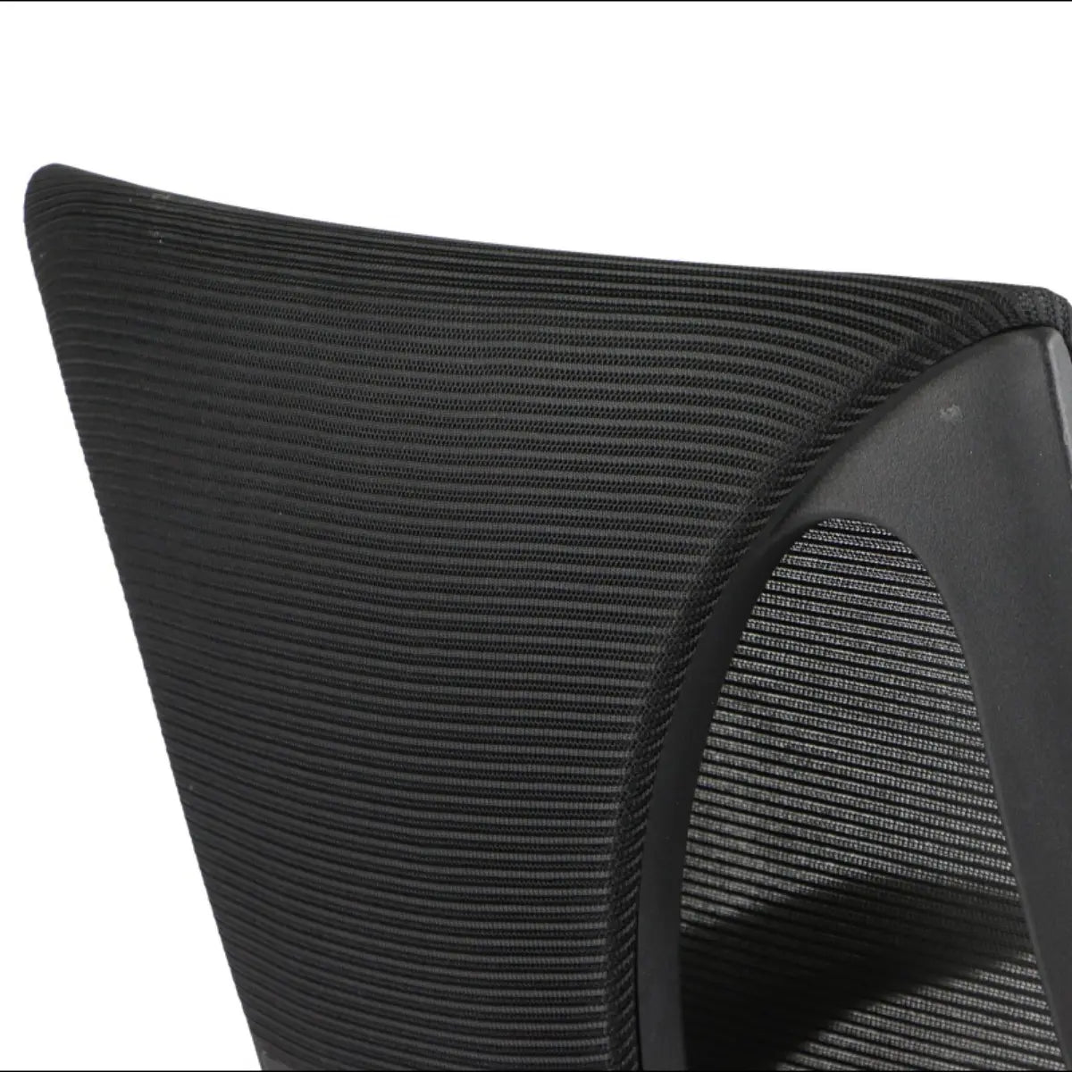 Proizvod je ergonomska uredska stolica, točnije model Olton L. Slika prikazuje krupni plan naslona za leđa stolice, koji ima teksturirani dizajn za udobnost i potporu, naglašavajući njezine ergonomske značajke.