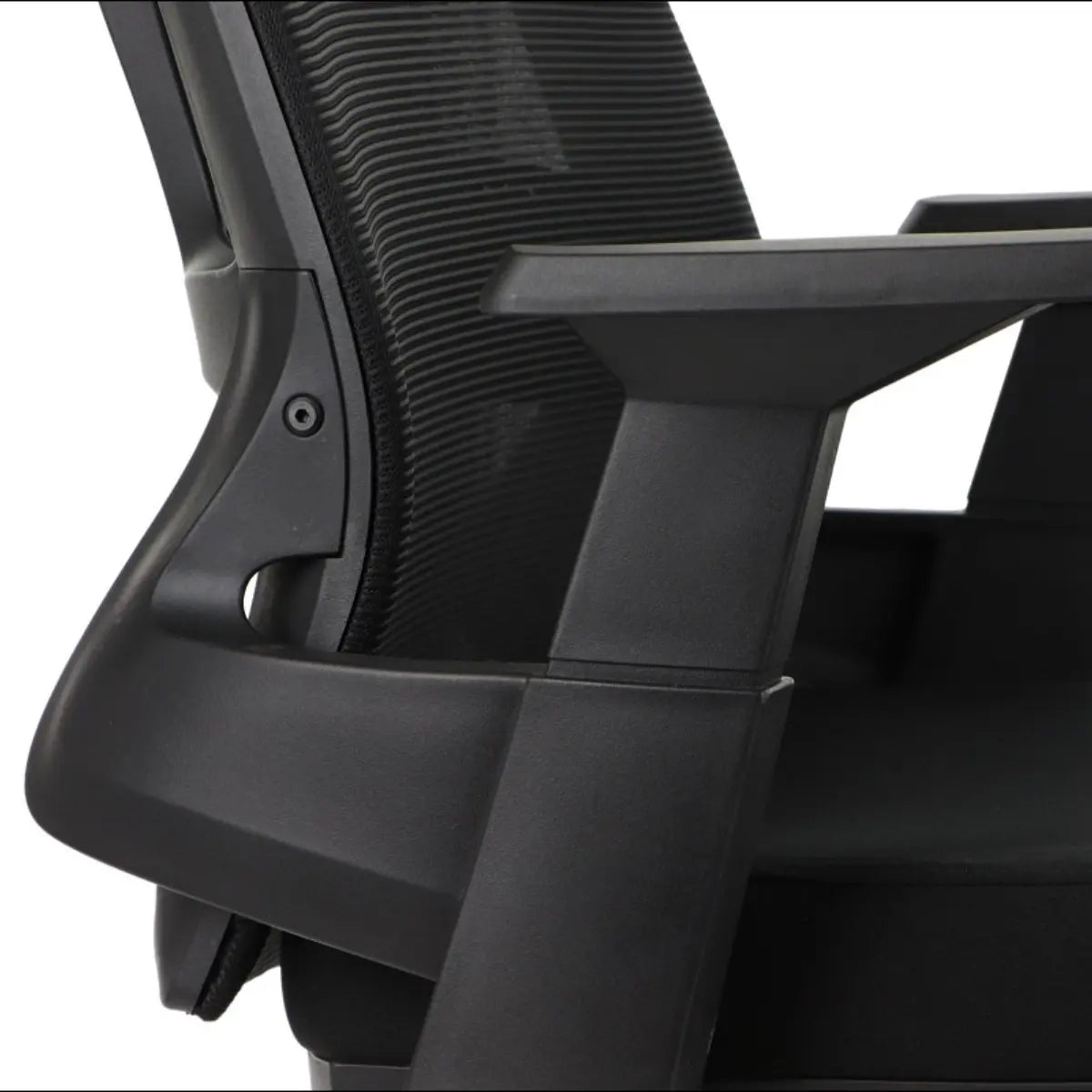 Proizvod je ergonomska uredska stolica, točnije model Olton L. Slika prikazuje krupni plan bočne strane stolice, ističući njezin elegantan dizajn, podesive naslone za ruke i prozračni mrežasti naslon za leđa za veću udobnost i potporu.