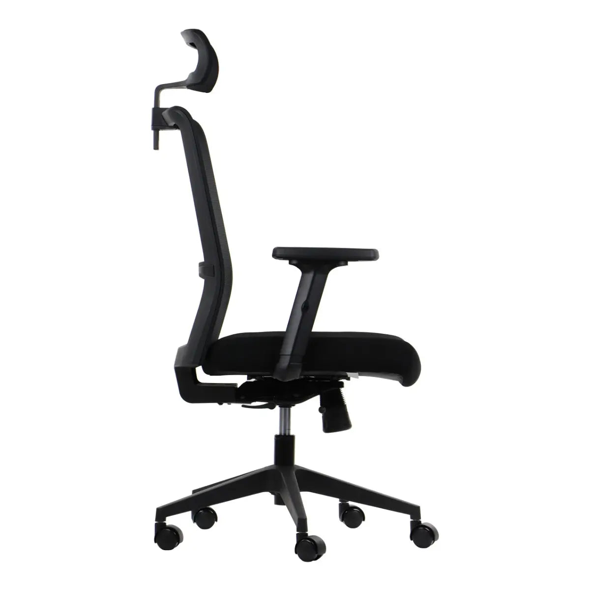 Slika prikazuje ergonomsku uredsku stolicu, točnije model Riverton s naslonom za glavu. Stolica ima elegantan crni dizajn s podesivim naslonima za ruke i potpornim naslonom za leđa, dizajniranim za udobnost tijekom dugotrajnog sjedenja. Naslon za glavu pruža dodatnu potporu za vrat.