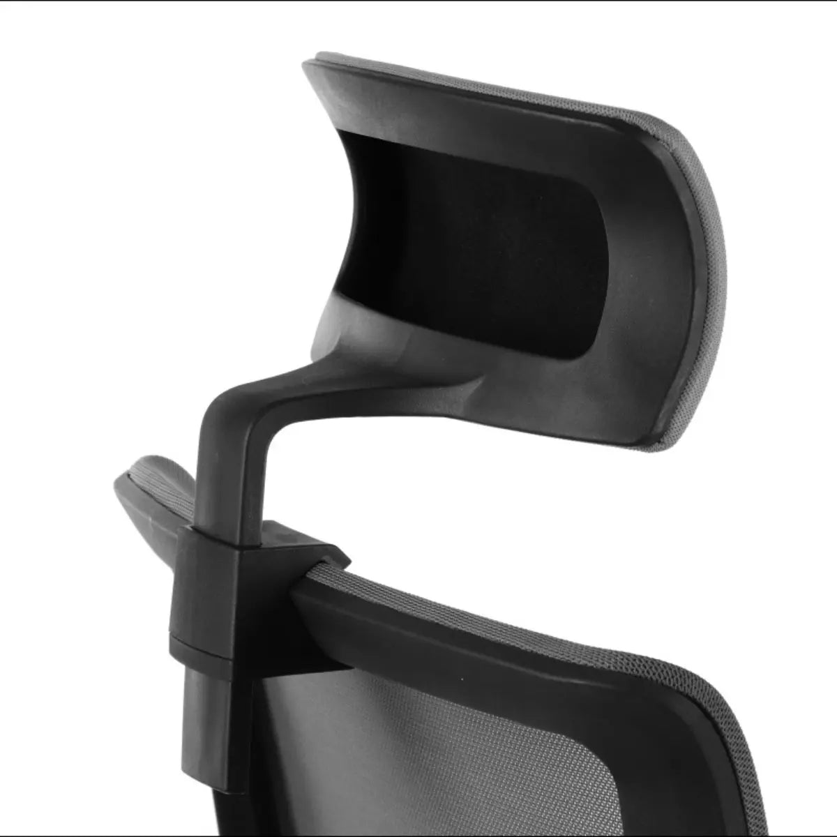Proizvod je ergonomska uredska stolica, točnije model Riverton s naslonom za glavu. Slika prikazuje dizajn naslona za glavu, koji ima elegantan, zakrivljeni oblik i pričvršćen je na potporni okvir, naglašavajući udobnost i podesivost za korisnike.