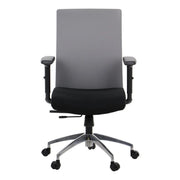 Proizvod je ergonomska uredska stolica, točnije model Riverton. Stolica ima visoki, sivi naslon za leđa i crno sjedalo, s podesivim naslonima za ruke i kromiranom bazom opremljenom rotirajućim kotačićima za mobilnost. Dizajn naglašava udobnost i potporu, što je čini prikladnom za duge sate uporabe.