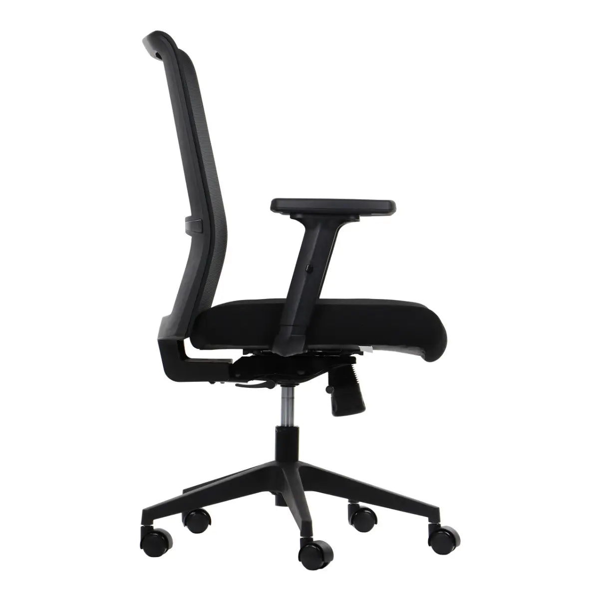 Proizvod je ergonomska uredska stolica, točnije model Riverton. Slika prikazuje stolicu sa strane, ističući njezin elegantan dizajn s mrežastim naslonom za leđa, podesivim naslonima za ruke i bazom s pet krakova s kotačićima za mobilnost. Cjelokupna estetika je moderna i funkcionalna, prikladna za uredska okruženja.