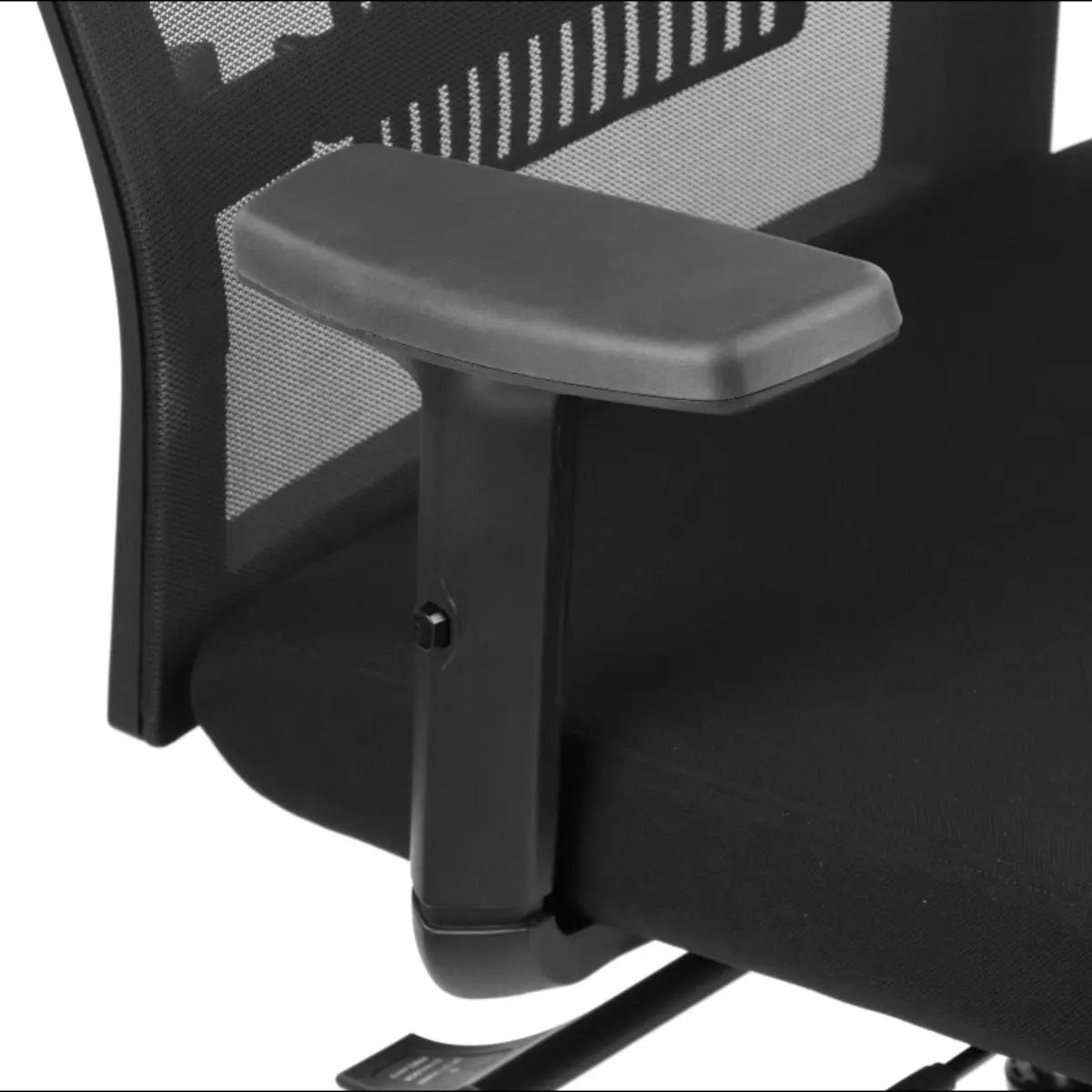 Slika prikazuje ergonomsku uredsku stolicu, točnije model Riverton. Prikazuje detaljan prikaz naslona za ruke, koji je dizajniran za udobnost i potporu. Stolica ima elegantan dizajn s mrežastim naslonom i čvrstom bazom, naglašavajući njezine ergonomske značajke.