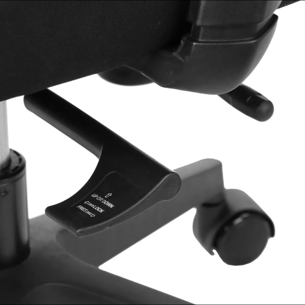 Proizvod je ergonomska uredska stolica, točnije model Riverton. Slika prikazuje krupni plan poluge za podešavanje stolice, koja se koristi za podešavanje visine, zajedno s kotačićem za mobilnost. Dizajn naglašava funkcionalnost i udobnost za produženu uporabu.