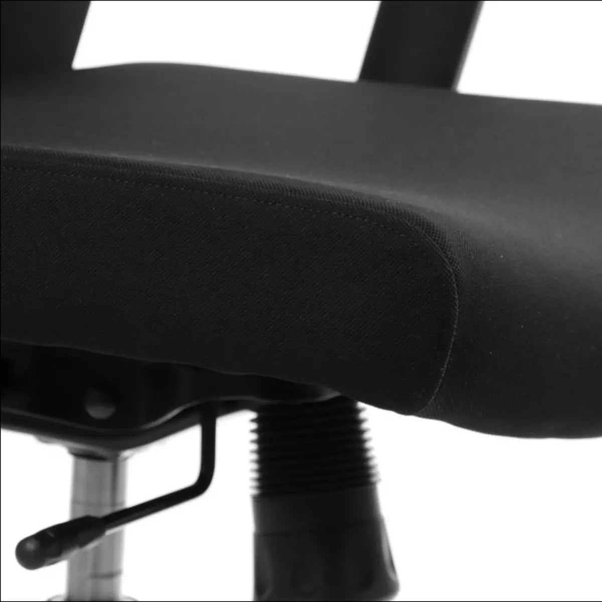 Proizvod je ergonomska uredska stolica, točnije model Riverton. Slika prikazuje krupni plan sjedala stolice, koje ima elegantnu crnu presvlaku od tkanine i polugu za podešavanje visine, naglašavajući njezin ergonomski dizajn.
