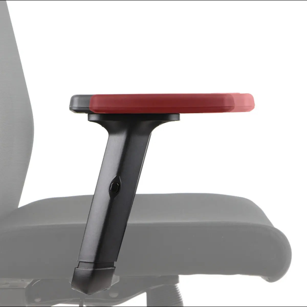 Slika prikazuje ergonomsku uredsku stolicu, točnije model Riverton. Prikazuje detaljan prikaz naslona za ruke, koji ima crvenu podstavu i crni podesivi nosač. Dizajn naglašava udobnost i prilagodljivost za korisnike.