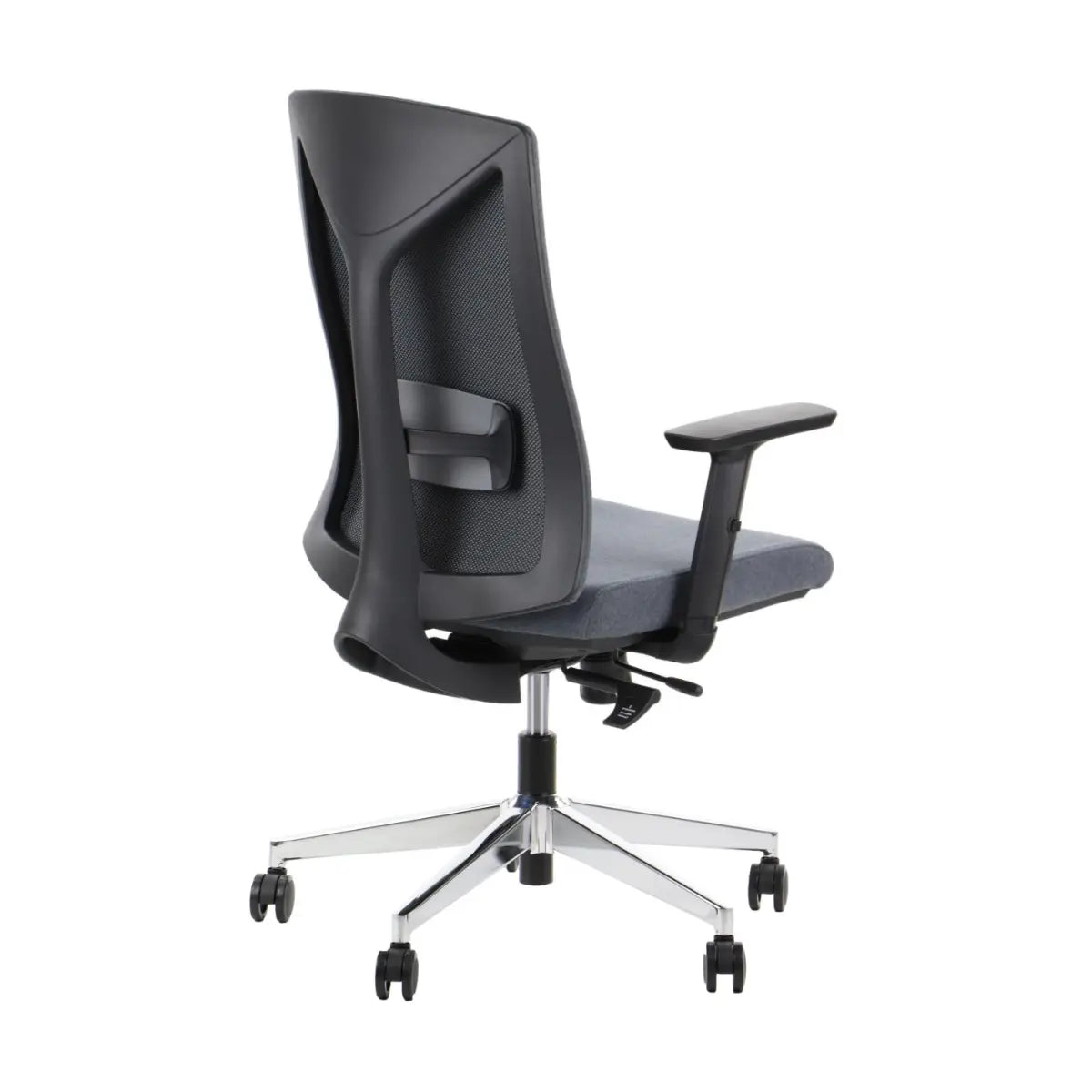Proizvod je ergonomska uredska stolica, točnije model Tono. Slika prikazuje stolicu s crnim mrežastim naslonom za leđa i sivim jastukom sjedala, s podesivim naslonima za ruke i kromiranom bazom s kotačićima za mobilnost. Dizajn naglašava udobnost i potporu, prikladnu za duge sate korištenja.