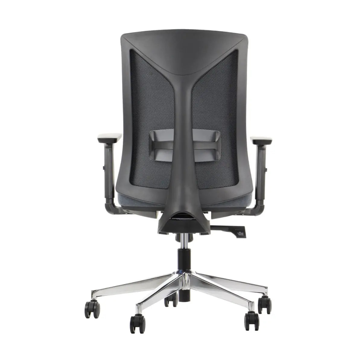 Proizvod je ergonomska uredska stolica, točnije model Tono. Slika prikazuje pogled na stolicu sa stražnje strane, s elegantnim dizajnom s mrežastim naslonom za prozračnost, podesivim naslonima za ruke i kromiranom bazom s kotačićima za mobilnost.