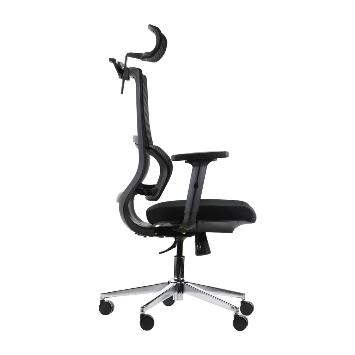 Proizvod je ergonomska uredska stolica, točnije model Trent. Slika prikazuje stolicu s bočne strane, ističući njezin elegantan dizajn s crnim sjedalom i naslonom za leđa, podesivim naslonima za ruke i kromiranom bazom s kotačićima za mobilnost. Stolica ima jedinstven dizajn naslona za glavu, naglašavajući njezin ergonomski fokus za udobnost tijekom dugih sati korištenja.