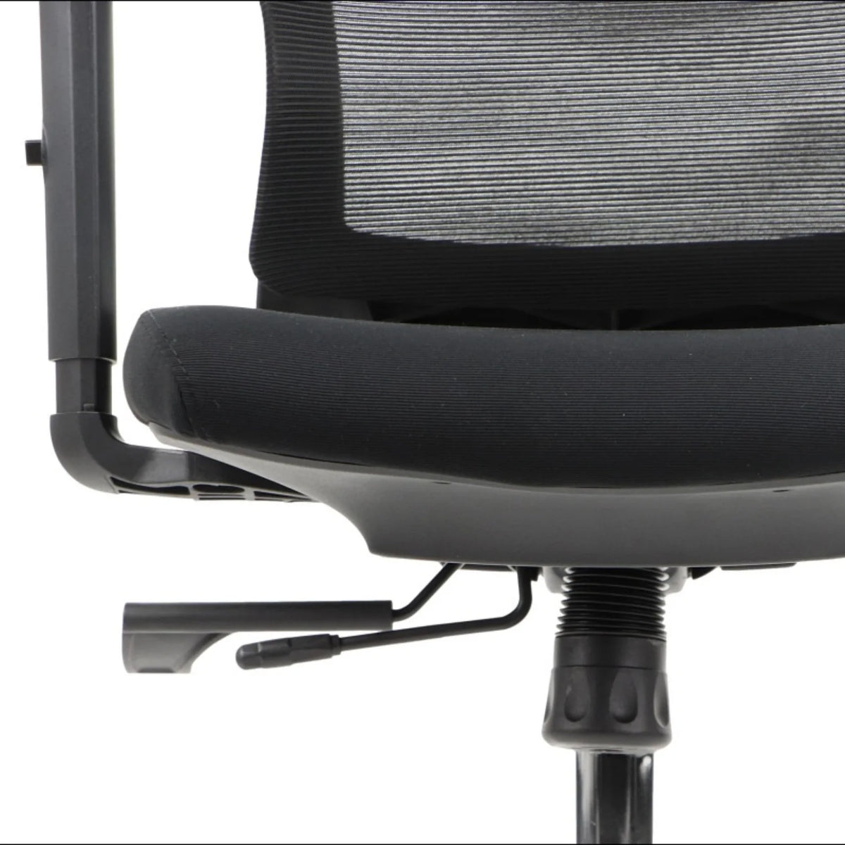 Proizvod je ergonomska uredska stolica, točnije model Trent. Slika prikazuje krupni plan sjedala i naslona za leđa na stolici, ističući mrežasti materijal naslona i podstavljeno sjedalo za udobnost. Vidljiva je i poluga za podešavanje visine stolice ili značajke naginjanja.