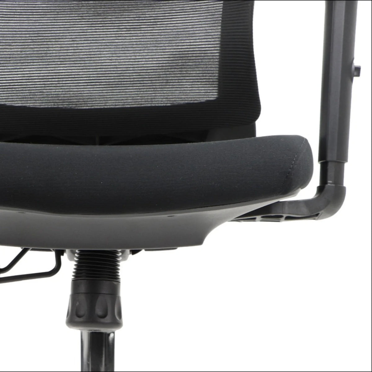 Slika prikazuje ergonomsku uredsku stolicu, točnije model Trent. Prikazuje naslon za leđa i sjedalo stolice, naglašavajući elegantan dizajn s mrežastim naslonom za prozračnost i podstavljenim sjedalom za udobnost. Baza uključuje podesivi mehanizam za prilagodbu visine.