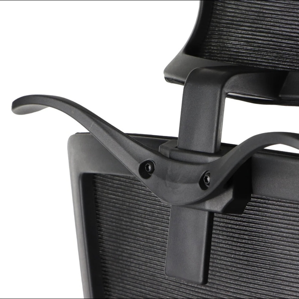 Proizvod je ergonomska uredska stolica, točnije model Trent. Slika prikazuje krupni plan naslona za ruke i naslona za leđa na stolici, ističući elegantan dizajn i podesive značajke. Materijali se čine izdržljivima, s naglaskom na udobnost i potporu pri dugotrajnom korištenju.