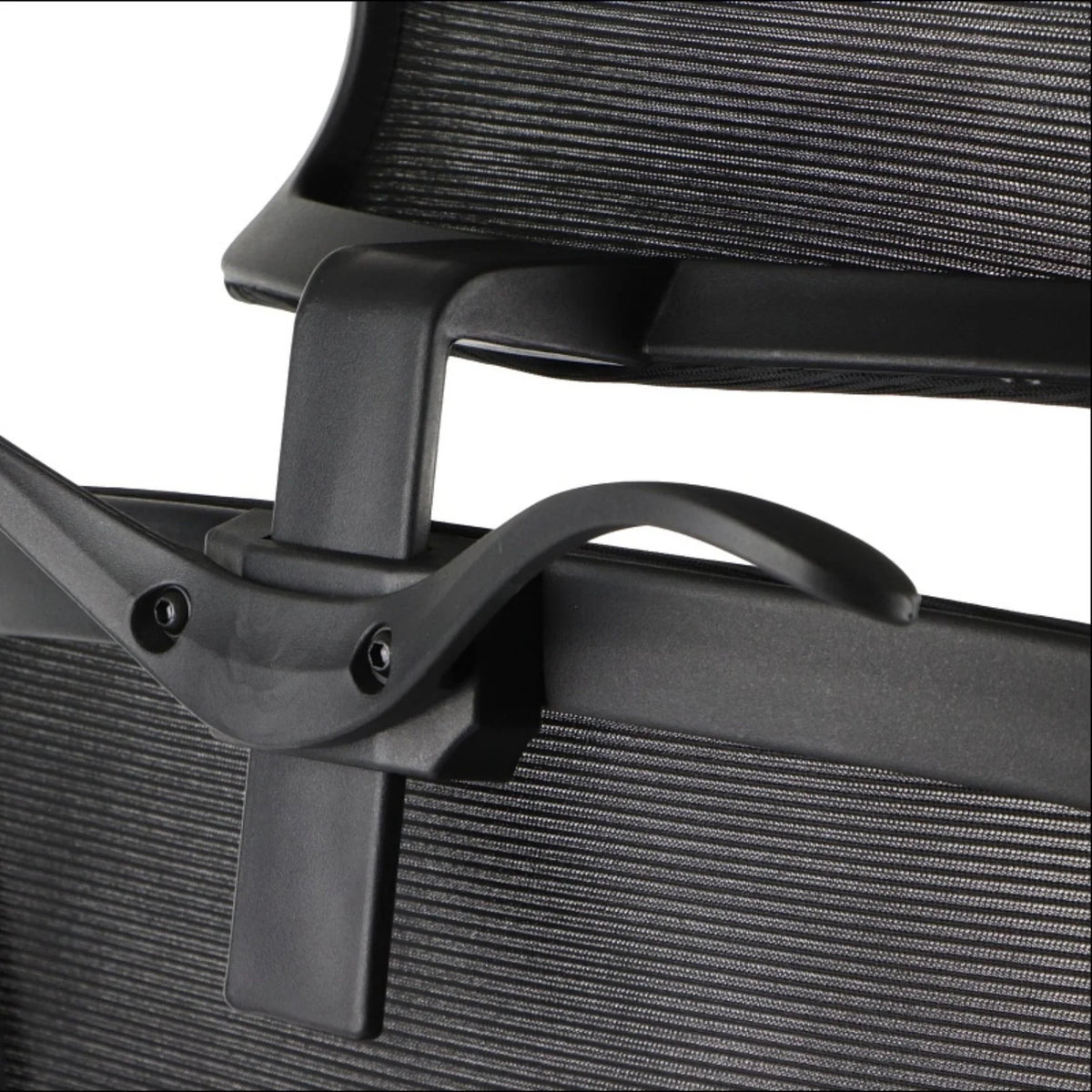Proizvod je ergonomska uredska stolica, točnije model Trent. Slika prikazuje krupni plan spoja naslona za ruke i naslona za leđa na stolici, ističući njezin elegantan crni dizajn i podesive značajke. Mrežasti materijal naslona za leđa također je vidljiv, što sugerira prozračnost i udobnost.