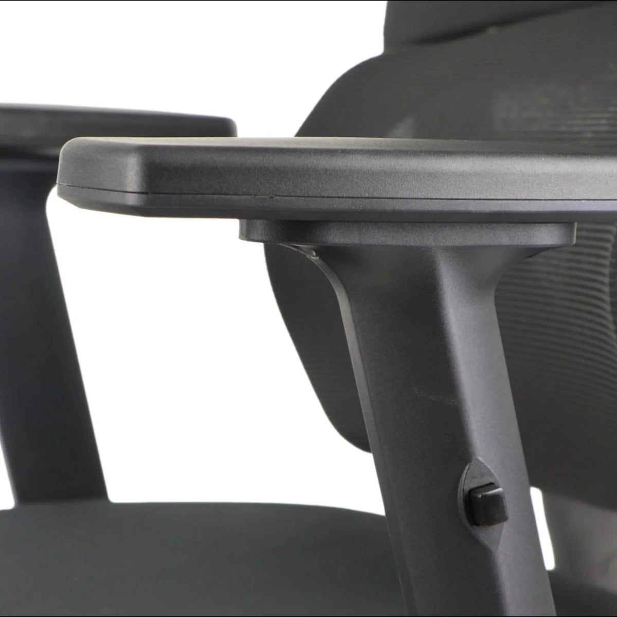 Slika prikazuje ergonomsku uredsku stolicu, model Trent. Prikazan je krupni plan naslona za ruke i dijela okvira stolice, ističući elegantan dizajn i podesive značajke. Stolica se čini izrađenom od izdržljivih materijala, s naglaskom na udobnost i potporu tijekom dugih sati korištenja.