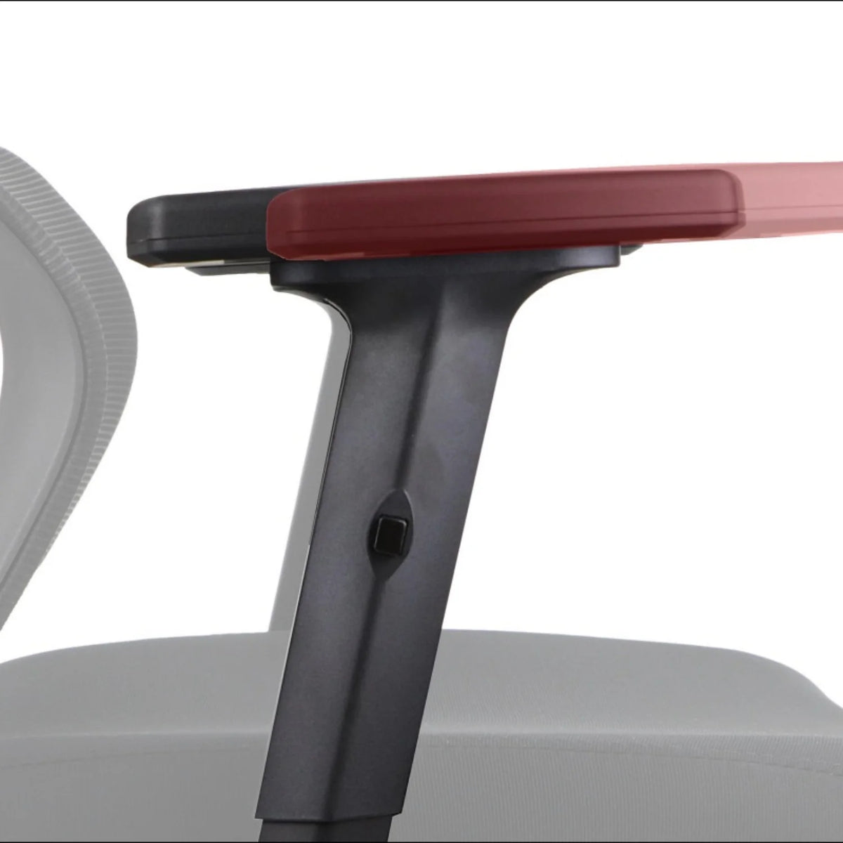 Proizvod je ergonomska uredska stolica, točnije model Trent. Slika prikazuje krupni plan naslona za ruke na stolici, koji ima elegantan dizajn s crvenim gornjim dijelom i crnom potpornom strukturom. Dodatno, na naslonu za ruke vidljiv je gumb, vjerojatno za podešavanje njegove visine ili položaja.