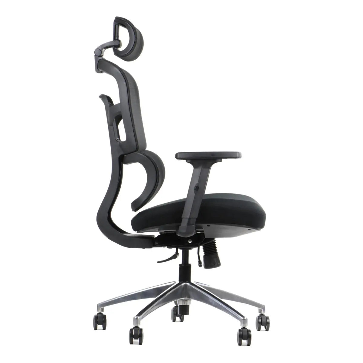 Proizvod je ergonomska uredska stolica, točnije model Trex. Slika prikazuje stolicu sa strane, ističući njezin elegantan dizajn sa zakrivljenim naslonom za leđa, podesivim naslonima za ruke i udobnim sjedalom. Stolica ima kromiranu bazu s kotačićima za mobilnost, naglašavajući svoju modernu i funkcionalnu estetiku.