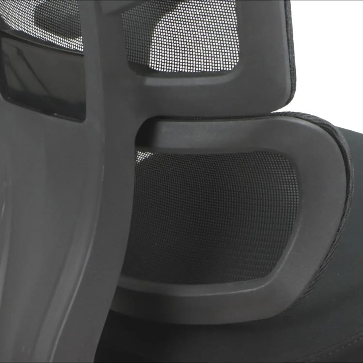 Slika prikazuje ergonomsku uredsku stolicu, točnije model Trex. Prikazuje detaljan prikaz naslona za leđa stolice, naglašavajući njegov mrežasti materijal i potporni dizajn, koji ima za cilj pružiti udobnost i promicati dobro držanje tijekom dugotrajne uporabe.