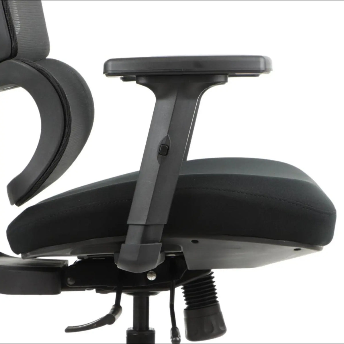 Proizvod je ergonomska uredska stolica, točnije model Trex. Slika prikazuje krupni plan naslona za ruke i sjedala stolice, ističući podesivi naslon za ruke i podstavljeno sjedalo za udobnost. Dizajn naglašava ergonomsku potporu, što je čini prikladnom za duge sate korištenja.
