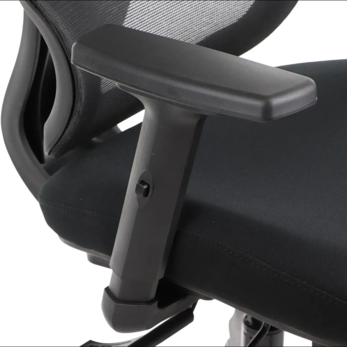 Proizvod je ergonomska uredska stolica, točnije model "Trex". Slika prikazuje krupni plan naslona za ruke stolice, koji ima elegantan dizajn s podstavljenom površinom za udobnost. Naslon za ruke je podesiv i povezan je s mrežastim naslonom za leđa, što ukazuje na fokus na ergonomsku potporu i prozračnost.