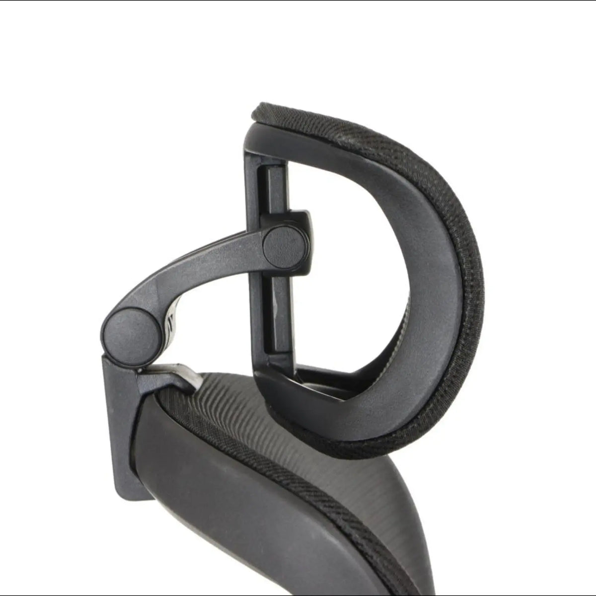 Proizvod je ergonomska uredska stolica, točnije model Trex. Slika prikazuje krupni plan naslona za ruke, ističući njegov podesivi mehanizam i podstavljenu površinu za udobnost. Dizajn naglašava funkcionalnost i potporu za duge sate sjedenja.