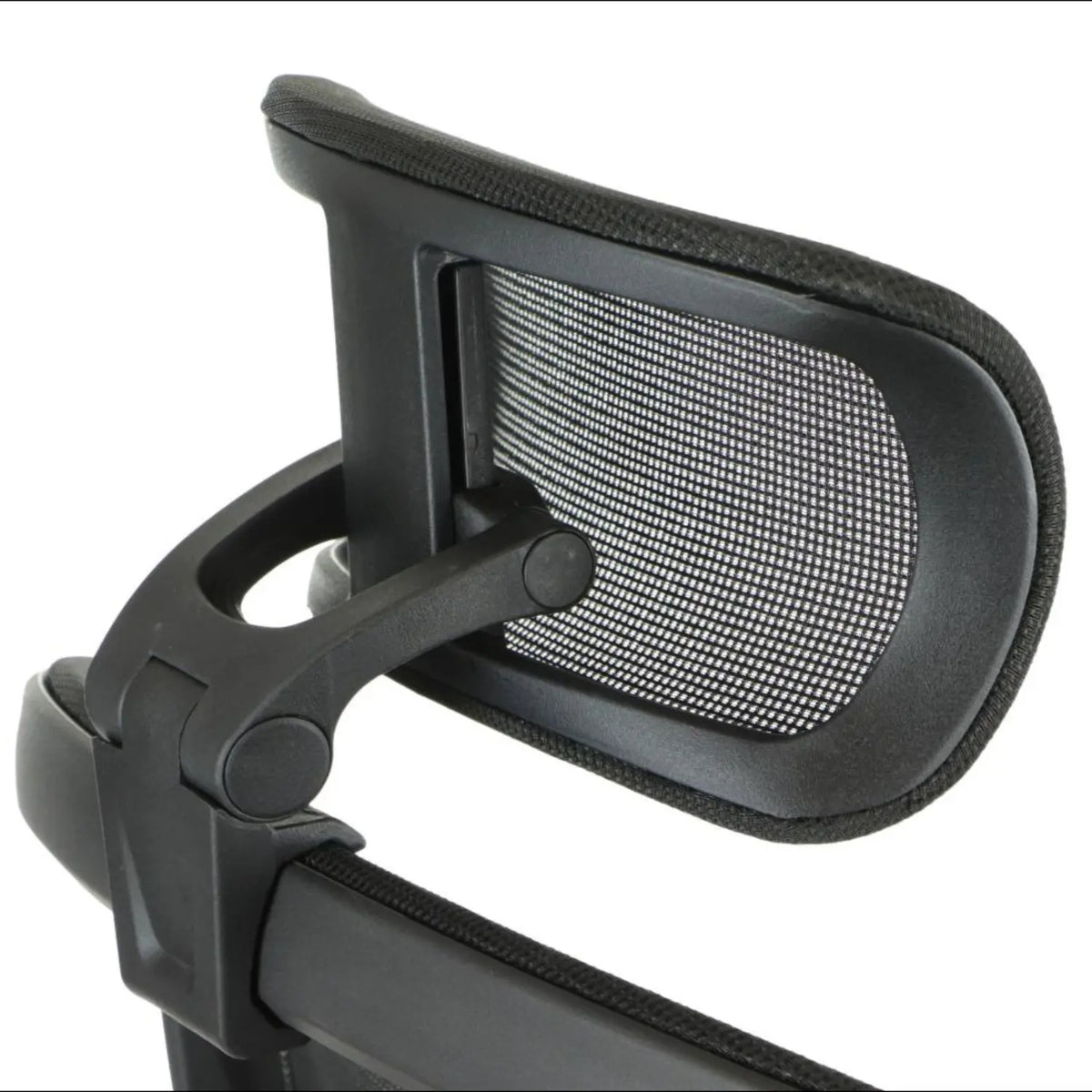 Slika prikazuje ergonomsku uredsku stolicu, konkretno model Trex. Sadrži mrežasti naslon za leđa za prozračnost i naslon za glavu podesiv po visini. Dizajn naglašava udobnost i potporu, prikladnu za duge sate korištenja.