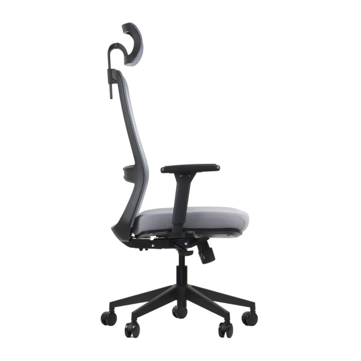 Proizvod je ergonomska uredska stolica, točnije model Wister. Slika prikazuje stolicu sa strane, ističući njezin elegantan dizajn, podesive naslone za ruke i potporni naslon za leđa s naslonom za glavu. Stolica ima modernu estetiku s kombinacijom sive tkanine i crnih naglasaka, prikladnu za uredska okruženja.
