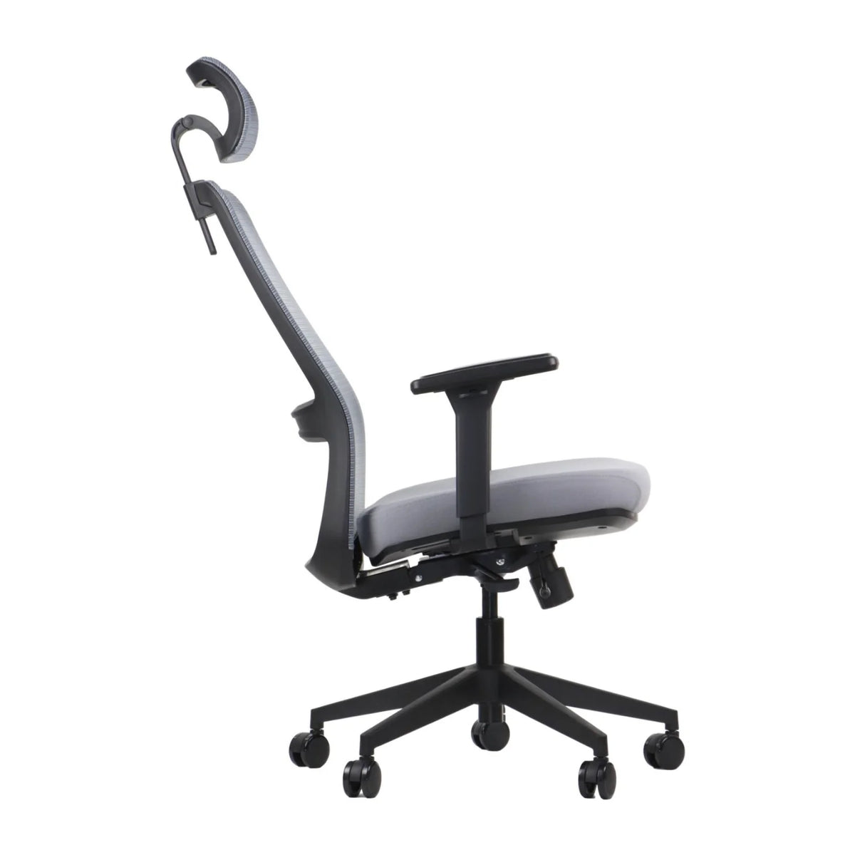 Proizvod je ergonomska uredska stolica, točnije model Wister. Slika prikazuje stolicu sa strane, ističući njezin elegantan dizajn sa sivim sjedalom i naslonom za leđa, podesivim naslonima za ruke i bazom u obliku zvijezde s pet krakova i kotačićima za mobilnost. Naslon za leđa ima jedinstven oblik za dodatnu potporu.