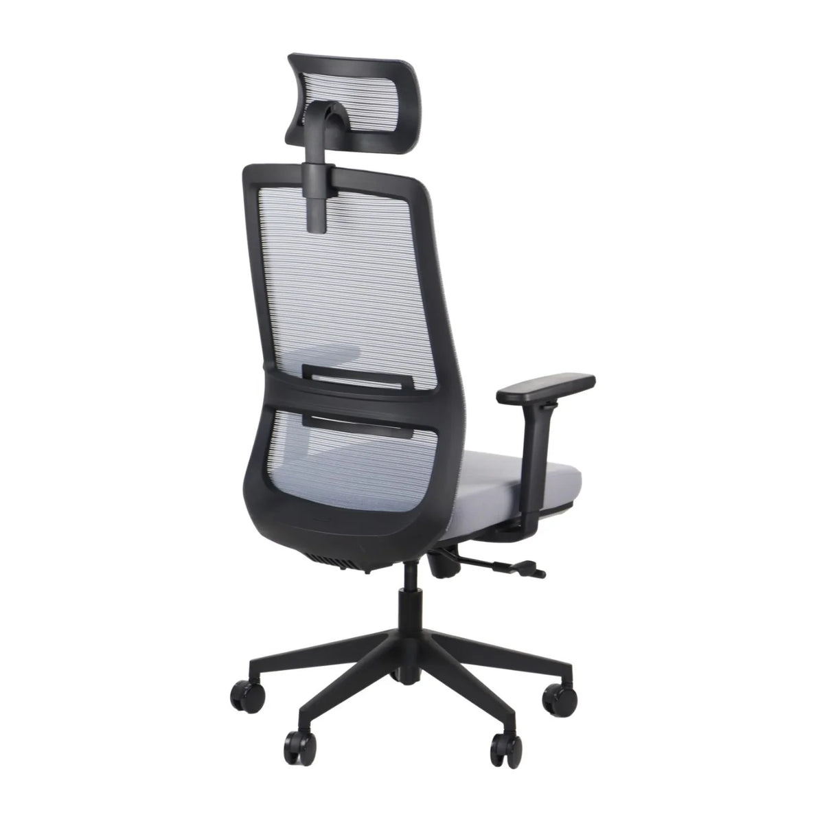 Proizvod je ergonomska uredska stolica, točnije model Wister. Slika prikazuje pogled na stolicu s leđa, s mrežastim naslonom za prozračnost, podesivim naslonima za ruke i elegantnim dizajnom s baze u pet točaka i kotačićima za mobilnost. Cjelokupna estetika je moderna i funkcionalna, prikladna za uredska okruženja.