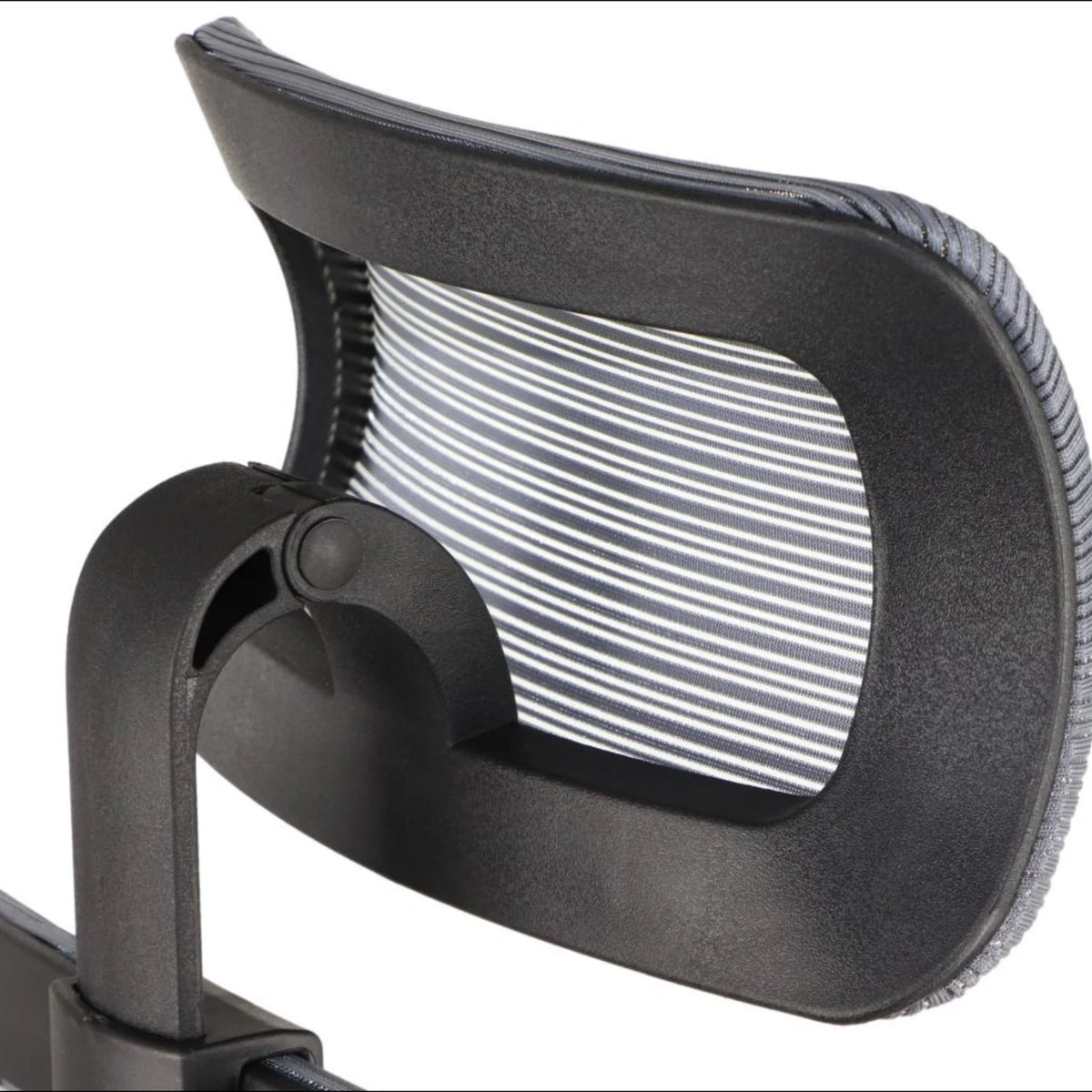Proizvod je ergonomska uredska stolica, točnije model Wister. Slika prikazuje naslon za leđa na stolici, koji ima elegantan dizajn s prugastim mrežastim materijalom za prozračnost i potporu, uz čvrst okvir koji poboljšava njezine ergonomske značajke.