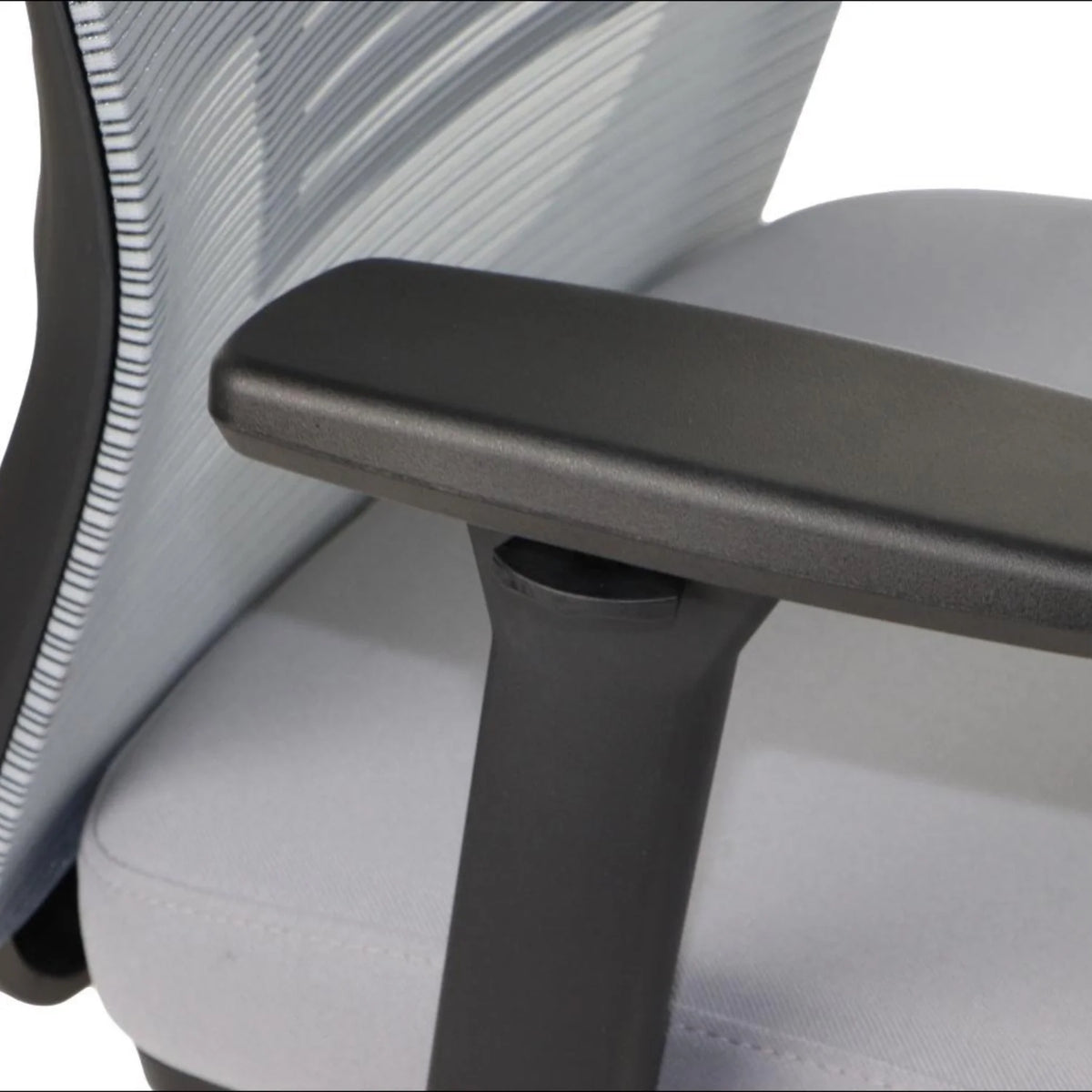 Slika prikazuje ergonomsku uredsku stolicu, konkretno model Wister. Odlikuje se elegantnim dizajnom s mrežastim naslonom za leđa za prozračnost i podstavljenim sjedalom za udobnost. Naslon za ruku je vidljiv, ističući njegovu čvrstu konstrukciju.