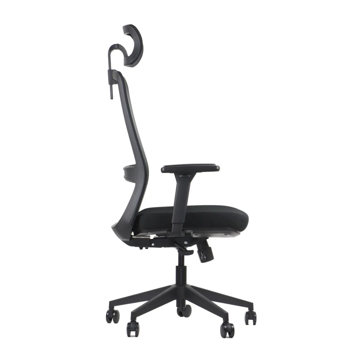 Slika prikazuje ergonomsku uredsku stolicu, konkretno model Wister. Odlikuje se elegantnim dizajnom s visokim naslonom za leđa, podesivim naslonima za ruke i udobnim jastukom sjedala. Stolica je montirana na bazu s pet krakova s kotačićima za mobilnost, naglašavajući njezin ergonomski i funkcionalni dizajn.