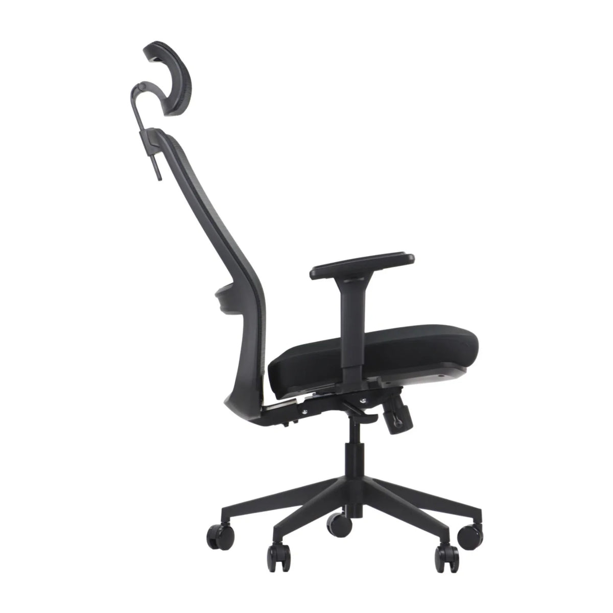 Proizvod je ergonomska uredska stolica, točnije model Wister. Slika prikazuje stolicu sa strane, ističući njezin elegantan dizajn sa zakrivljenim naslonom za leđa, podesivim naslonima za ruke i udobnim jastukom sjedala. Stolica ima bazu u pet točaka s kotačićima za mobilnost.