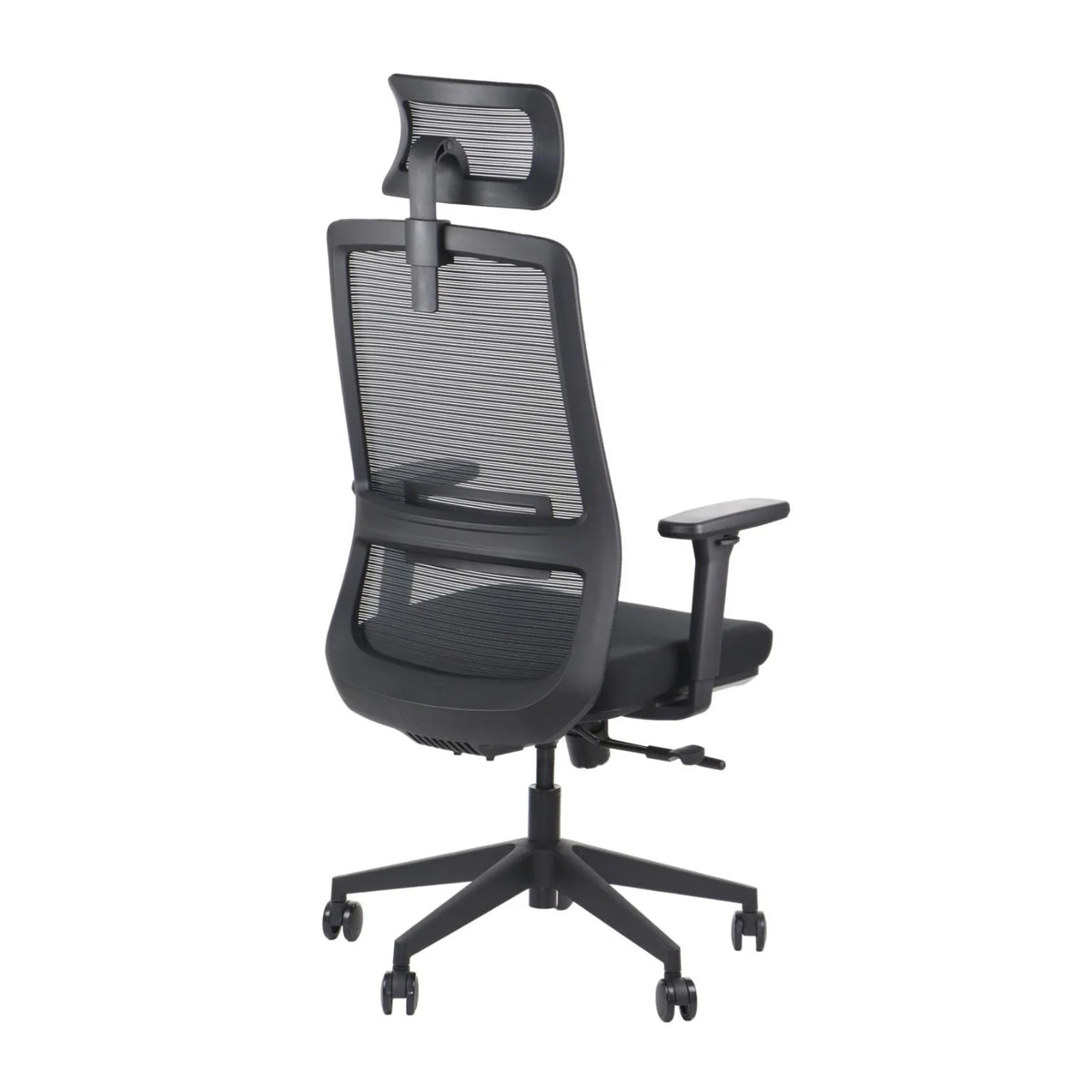 Proizvod je ergonomska uredska stolica, točnije model Wister. Slika prikazuje elegantnu crnu stolicu s mrežastim naslonom za prozračnost, podesivim naslonima za ruke i sjedalom podesivim po visini, dizajniranu da pruži udobnost i potporu tijekom dugih sati sjedenja.