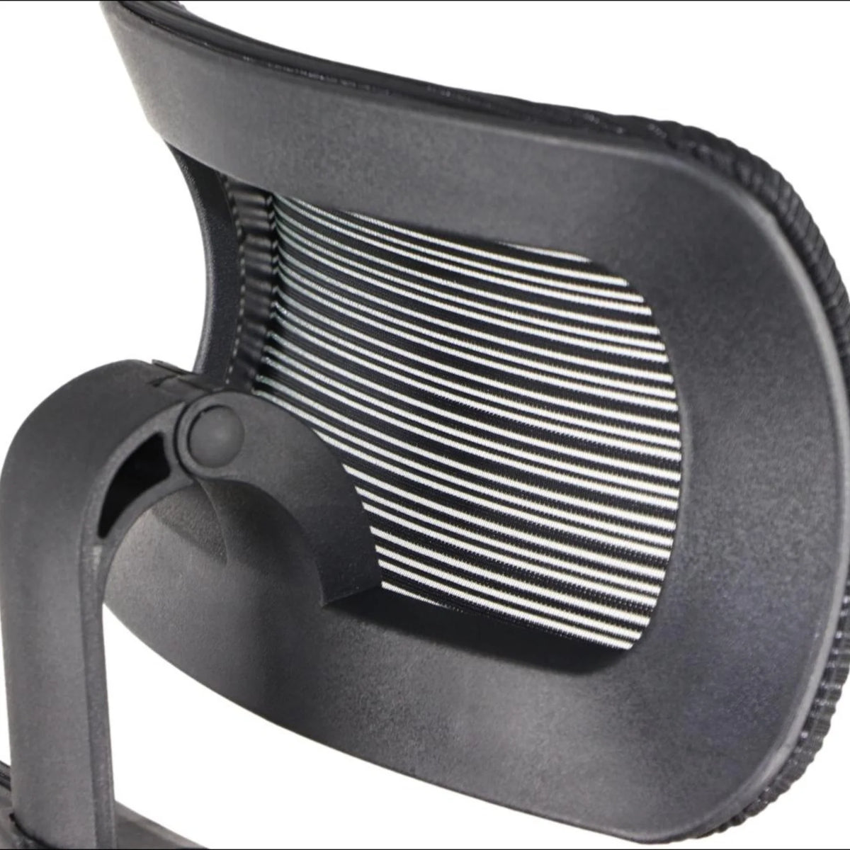Proizvod je ergonomska uredska stolica, točnije model Wister. Slika prikazuje krupni plan naslona za leđa na stolici, koji ima elegantan dizajn s prugastim uzorkom i čvrstim okvirom. Fokus je na ergonomskoj potpornoj strukturi, ističući njezinu modernu estetiku i funkcionalnost.