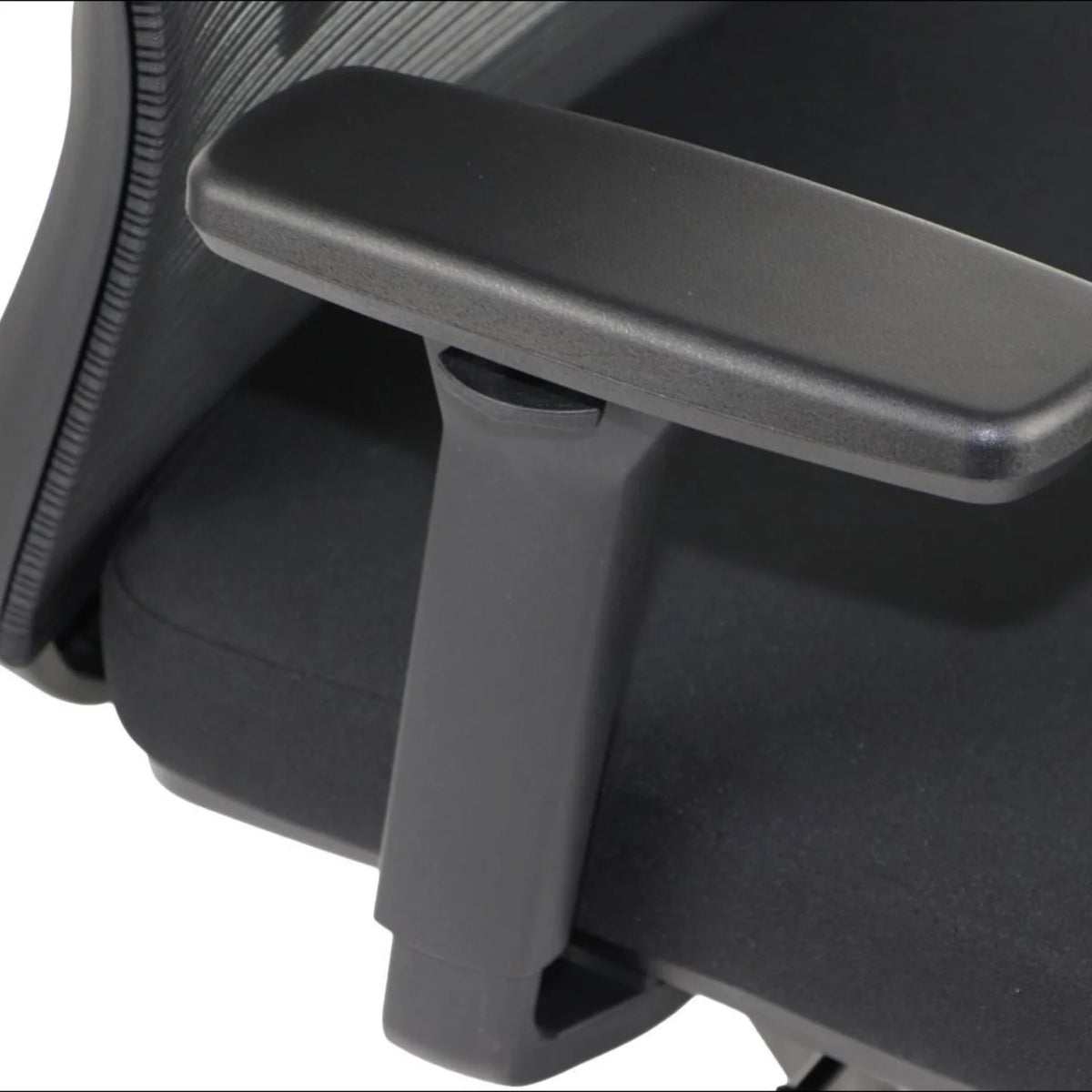 Proizvod je ergonomska uredska stolica, točnije model Wister. Slika prikazuje krupni plan naslona za ruke na stolici, koji je dizajniran za udobnost i potporu, s elegantnim, modernim dizajnom u tamnim tonovima. Naslon za ruke se čini podesivim, što poboljšava cjelokupne ergonomske značajke stolice.