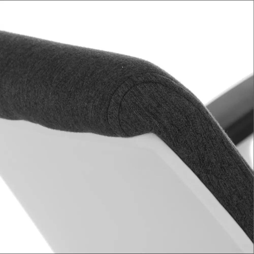 Proizvod je ergonomska uredska stolica, model ZN-605. Slika prikazuje krupni plan naslona za ruke, koji ima meku presvlaku od sive tkanine koja pruža udobnost, zajedno s elegantnom bijelom bazom. Dizajn naglašava i estetiku i funkcionalnost.