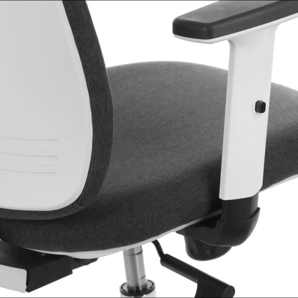Slika prikazuje ergonomsku uredsku stolicu, model ZN-605. Sadrži sjedalo i naslon od sive tkanine, nadopunjene bijelim okvirom i crnim naslonima za ruke. Dizajn stolice naglašava udobnost i potporu, prikladnu za dugotrajnu upotrebu.