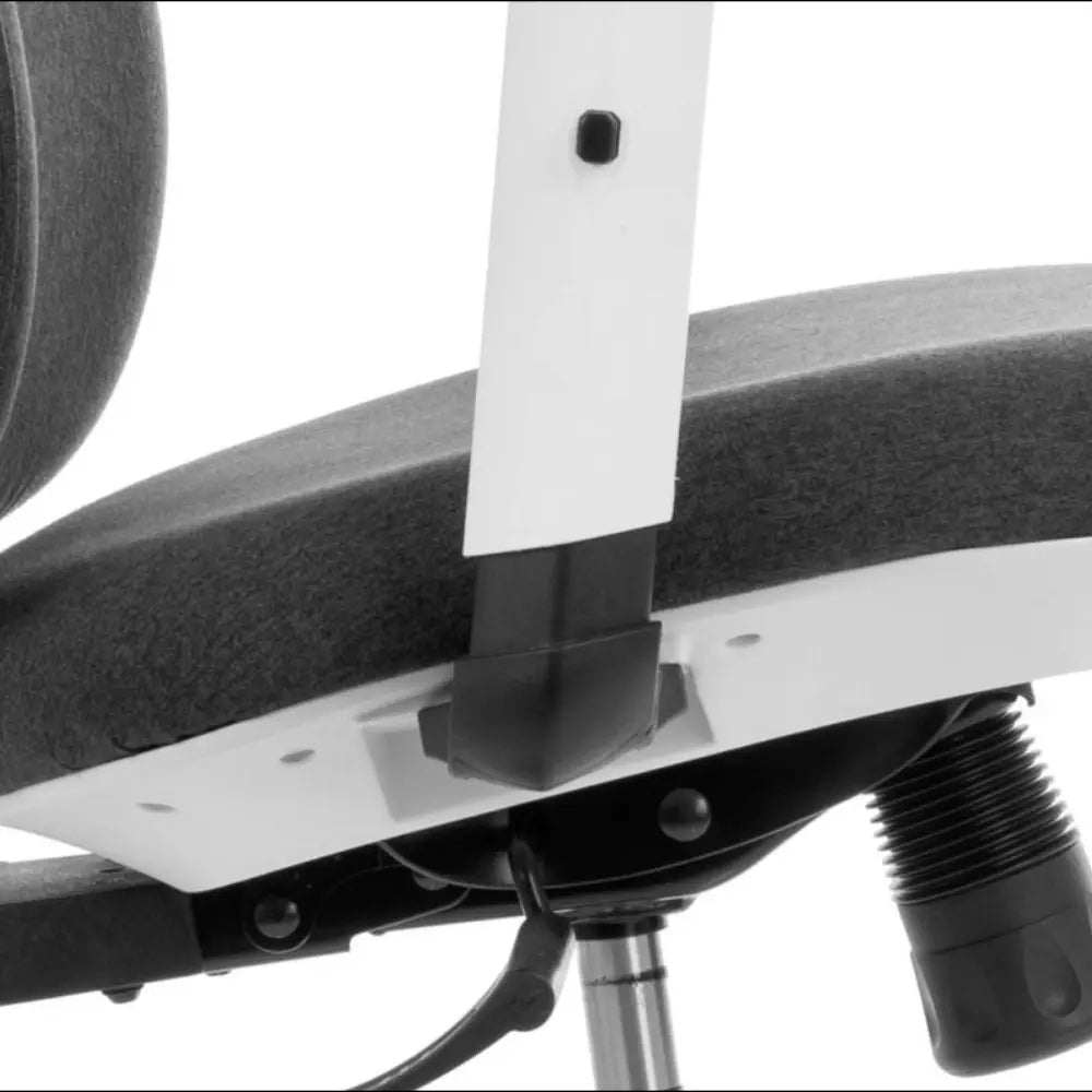Slika prikazuje ergonomsku uredsku stolicu, model "ZN-605". Prikazuje dizajn sjedala i naslona za leđa, ističući kombinaciju sive presvlake i bijelog okvira. Vidljive komponente uključuju mehanizam za podešavanje sjedala i potpornu strukturu, naglašavajući njezine ergonomske značajke.