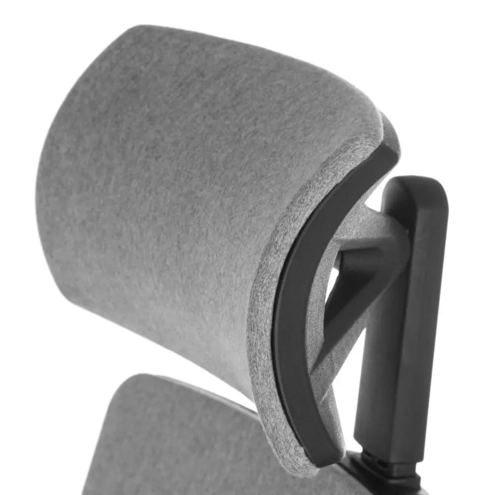 Proizvod je ergonomska uredska stolica, točnije model "ZN-807-B". Slika prikazuje krupni plan naslona za glavu stolice, koji ima elegantan dizajn s mekom, sivom tkaninom. Naslon za glavu je podesiv i montiran na čvrstu potpornu strukturu.