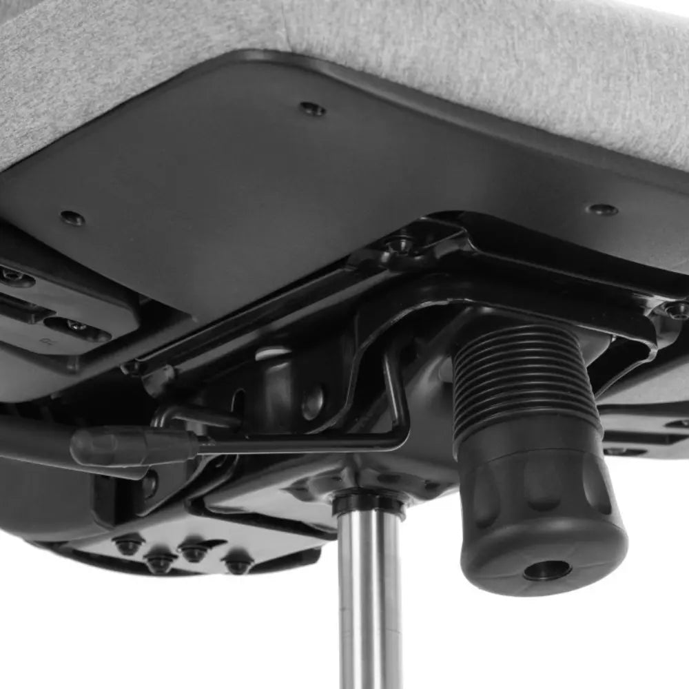 Proizvod je ergonomska uredska stolica, točnije model "ZN-807-B". Slika prikazuje donju stranu stolice, ističući njezine mehaničke komponente, uključujući mehanizam plinskog podizača i poluge za podešavanje, koji su dizajnirani za podešavanje visine i nagiba radi veće udobnosti korisnika.